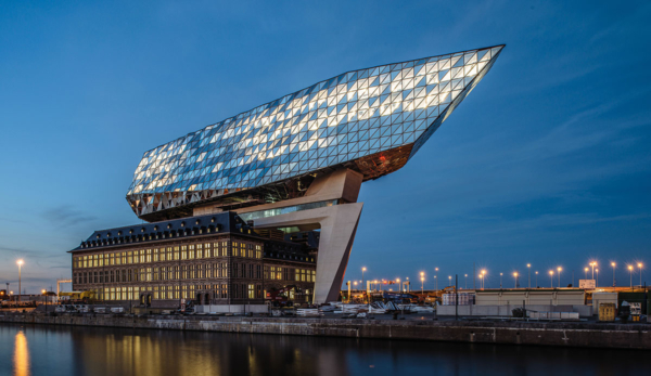 Havenhuis in Antwerpen von Zaha Hadid mit emailliertem Glas