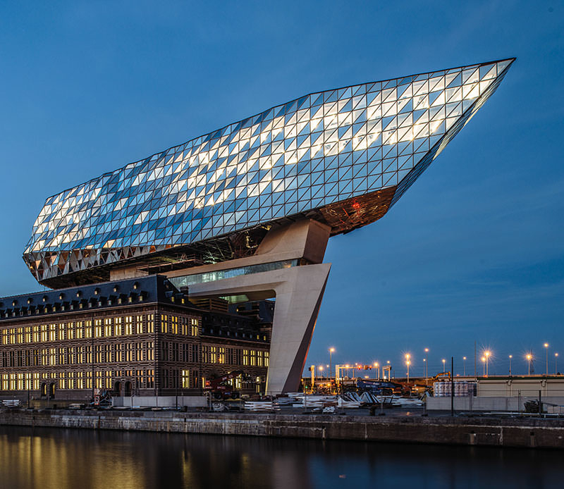 Havenhuis in Antwerpen von Zaha Hadid mit emailliertem Glas