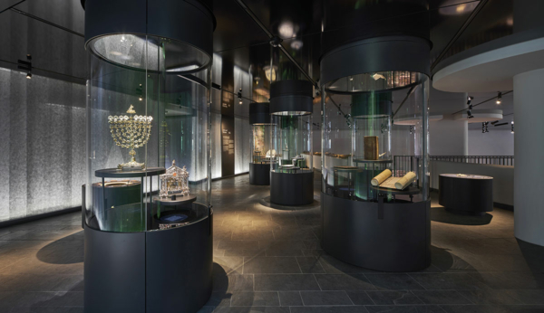 Vitrinen mit gebogenem Glas im Jüdischen Museum