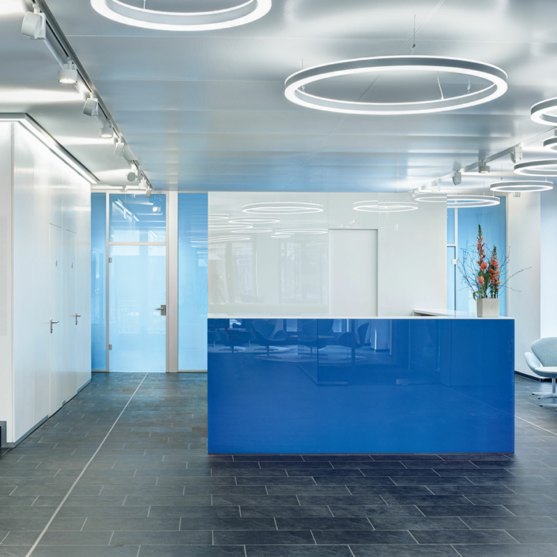 Empfangsbereich im neuen Stammhaus der WDR mediagroup mit blau lackiertem Tresenglas