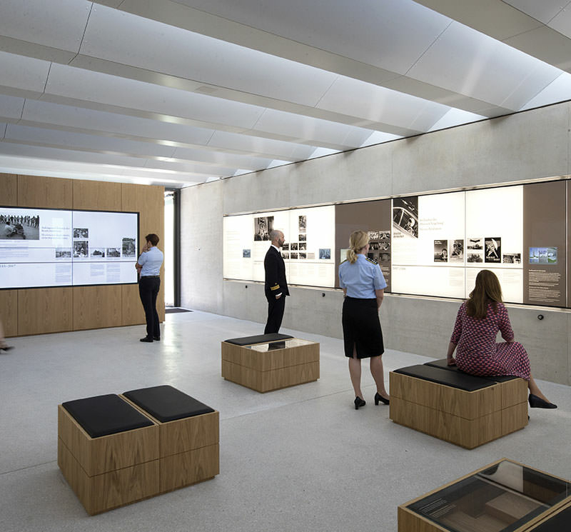 Raum der Information Berlin: Ausstellungsflächen aus Glasbändern