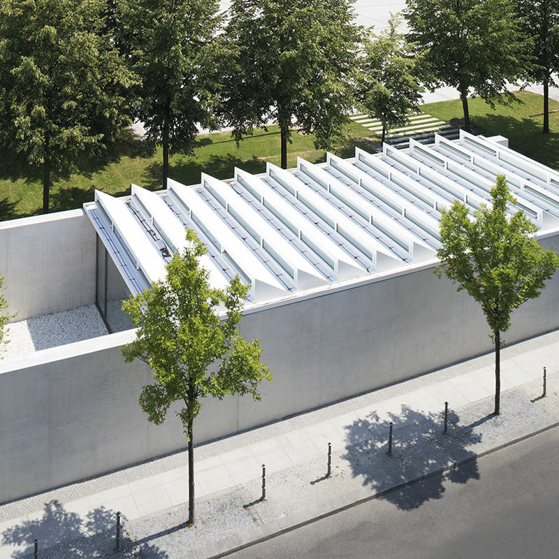 Blick von oben auf den Neubau „Raum der Information“ am Ehrenmal Berlin