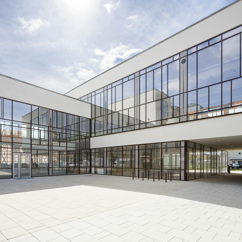 Das neue Mehrzweckgebäude des Nadelwerks Ichtershausen mit digital auf die Glasscheiben gedruckten Nadelmotiven