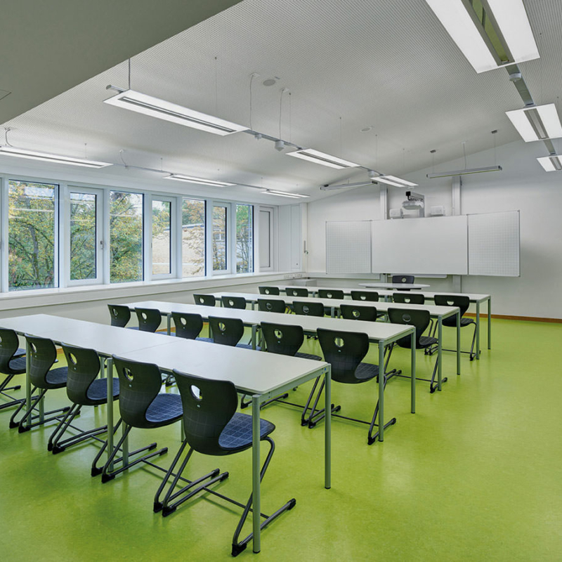 Unterrichtsraum der Uhlandschule mit viel Tageslicht durch die neue Dreifach-Isolierverglasung