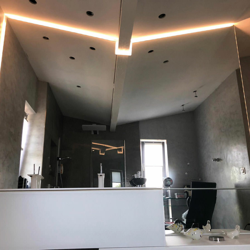 Individuelle Spiegelkonstruktion mit LEDs in einem Badezimmer. Die LED-Farbe ändert sich, hier die Version in weiß.
