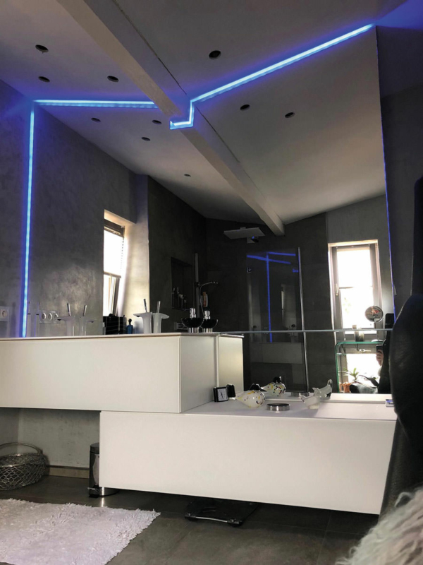 Individuelle Spiegelkonstruktion mit LEDs in einem Badezimmer. Die LED-Farbe ändert sich