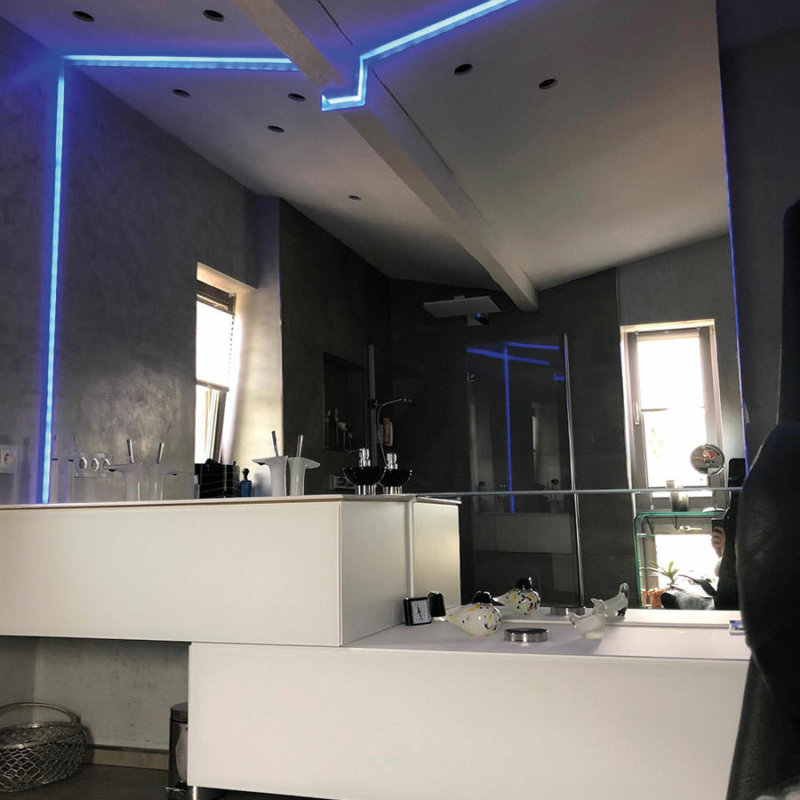Individuelle Spiegelkonstruktion mit LEDs in einem Badezimmer. Die LED-Farbe ändert sich