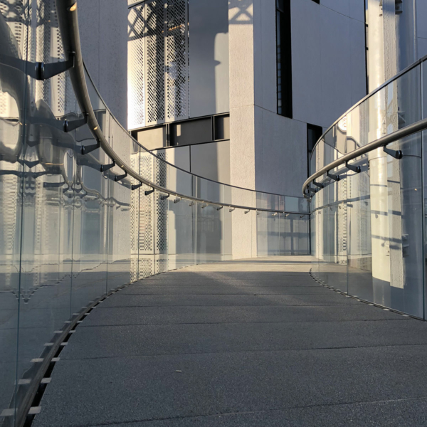 Gasholders London: Die Außenverkleidung jedes Blocks besteht aus strukturierten vertikalen Paneelen aus Stahl und Glas