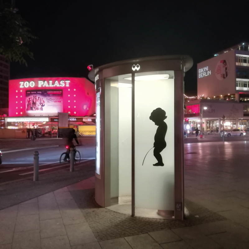 „City Pissoir“ am Berliner Breitscheidplatz mit satiniertem gebogenem Sicherheitsglas