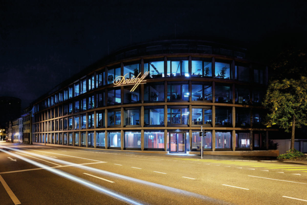 Blickfang in Basel: das Maison Davidoff und seine Fassade aus geschwungenen und gebogenen Gläsern