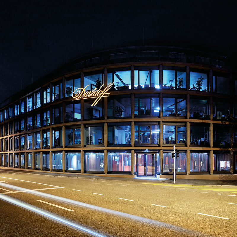 Blickfang in Basel: das Maison Davidoff und seine Fassade aus geschwungenen und gebogenen Gläsern
