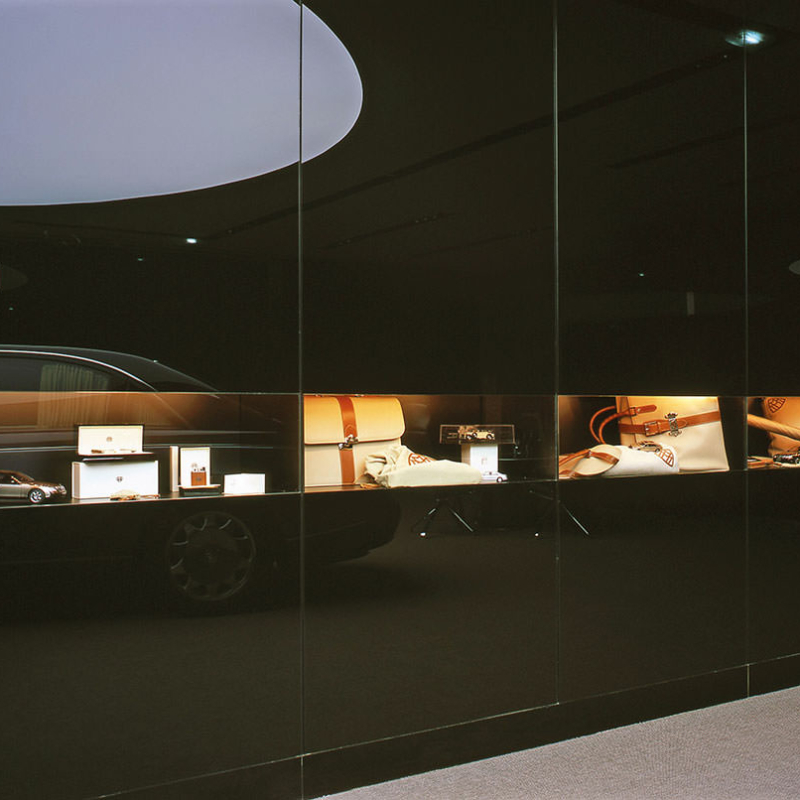 schwarz lackierte Glasfront im Showroom des Mercedes Benz Center