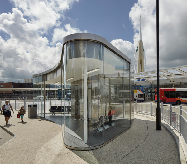 Taxistand am Busterminal “The Hard Interchange” in Portsmouth mit gebogenem Glas