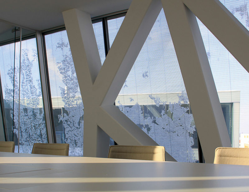 Raum im Actelion Business Center mit Blick auf ein Fenster mit DLS Ecklite Fassadengläsern.