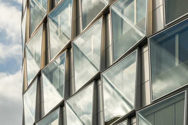 Detail der Fassade des Quai Ouest Paris aus Vorhangelementen mit gebogenem Glas