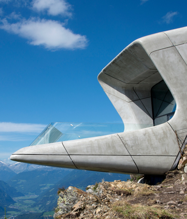 Neben der unverwechselbaren Architektur-Handschrift von Zaha Hadid tragen auch die gebogenen und extraweißen Verbund-Sicherheitsgläser für den spektakulären Balkon und die Ausstellungsvitrinen im Messner Mountain Museum (MMM Corones) in Bruneck/Südtirol zu einem beeindruckenden Erlebnis bei.