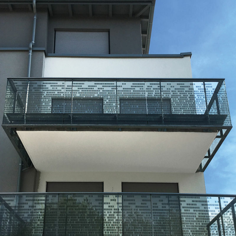 Zwei Balkone mit bedruckten Glasgeländern