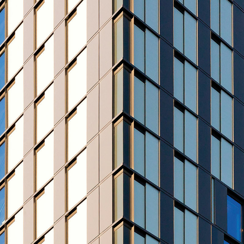Fassade des Hotels QO mit bodentiefer Verglasung, Aluminiumelementen und beweglichen, goldenen Paneelen