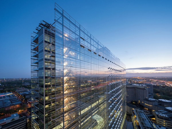 Blick auf den Neubau des Europäischen Patentamtes mit seiner gleichzeitig spiegelnden und transparenten Doppelfassade