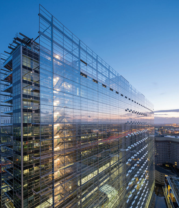 Blick auf den Neubau des Europäischen Patentamtes mit seiner gleichzeitig spiegelnden und transparenten Doppelfassade