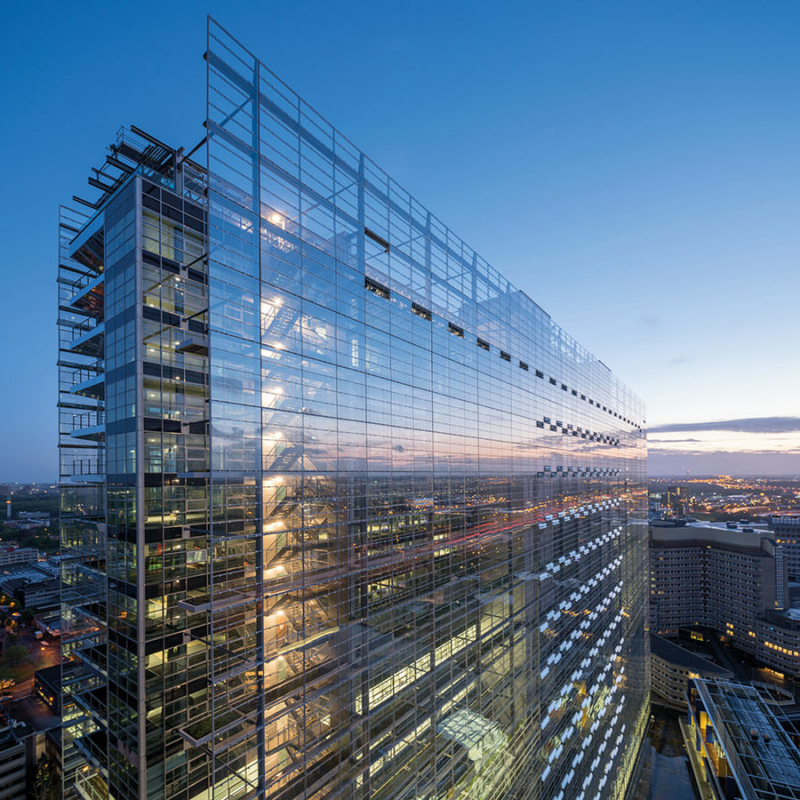 Blick auf den Neubau des Europäischen Patentamtes mit seiner gleichzeitig spiegelnden und transparenten Doppelfassade
