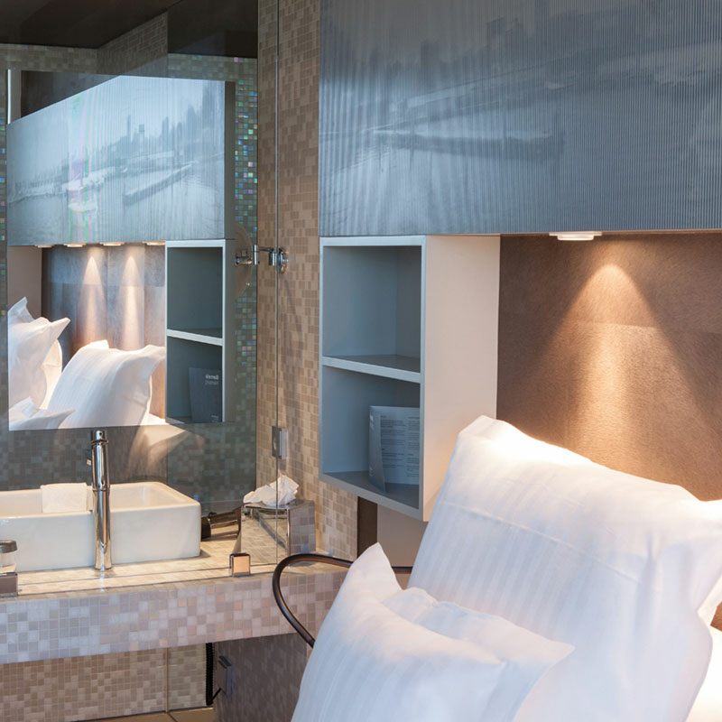 Im Hotel Baceló überraschen die Spiegel aus Verbund-Sicherheitsglas mit einer beidseitigen Spiegelwirkung und verleihen so den Räumen eine elegante Leichtigkeit.