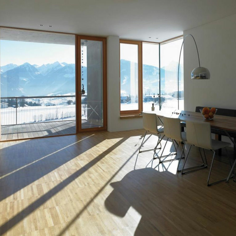 Wohnraum mit Dreifach-Isolierglas, das viel Tageslicht und hohe Transparenz ermöglicht.