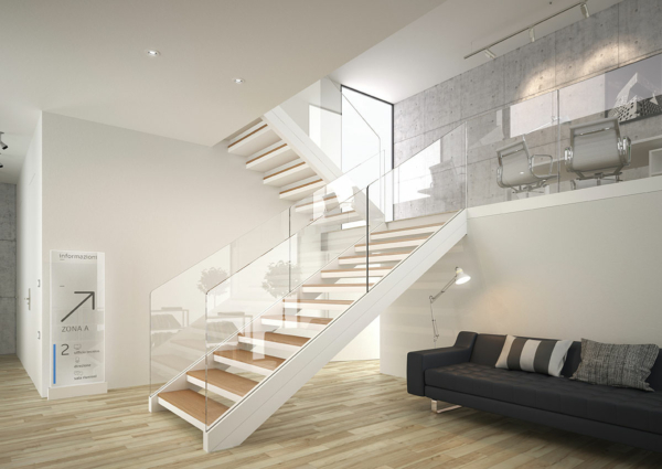 Offenes Treppenhaus in Weiß mit Ganzglasgeländern an der Treppe und der Brüstung oben. Unten rechts ein dunkelgraues Sofa.