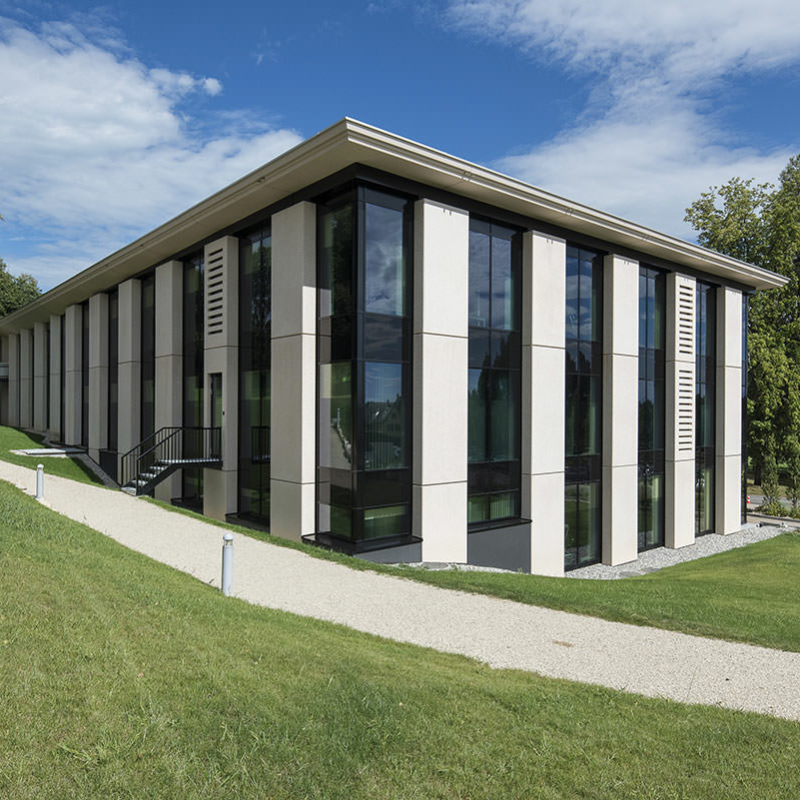 Das Gesundheitszentrum La Lignière liegt im Grünen und bietet durch die SageGlass-Verglasung zugleich Sonnenschutz, Helligkeit und Ausblicke in die Natur.