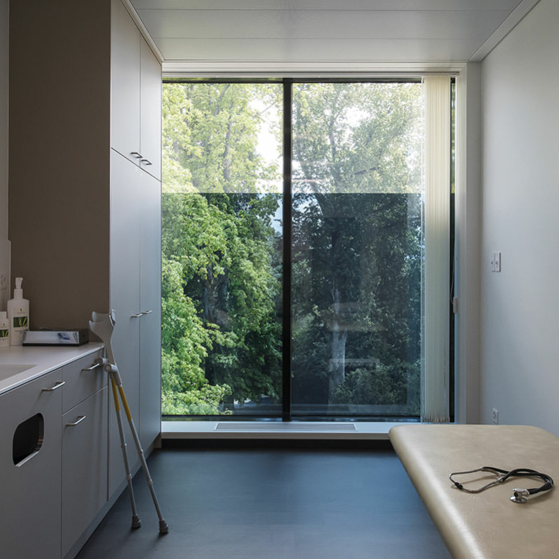 Blick vom Patientenzimmer aus ins Grüne mit aktivierter Tönung der Fenstergläser
