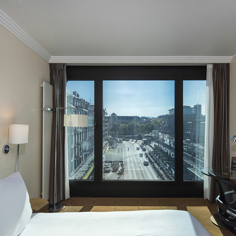 Zimmer im Warwick Hotel in Genf mit Blick auf das SageGlass-Fenster