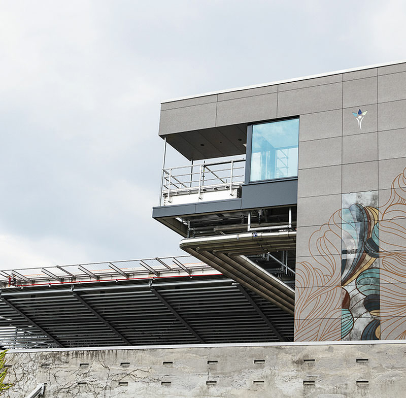 Digital bedruckte Glasscheiben am Turm des DONAUISAR Klinikums.