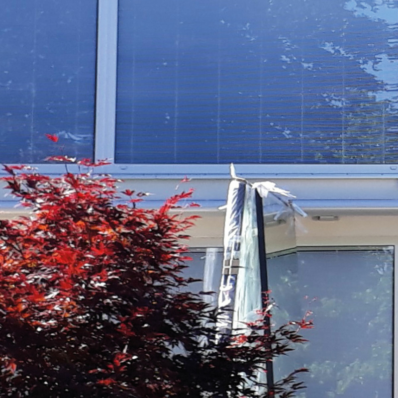 Die in die neue dreigeschossige Glasfassade integrierte Jalousie bietet jederzeit funktionierenden Sichtschutz, der die Privatsphäre wahrt.