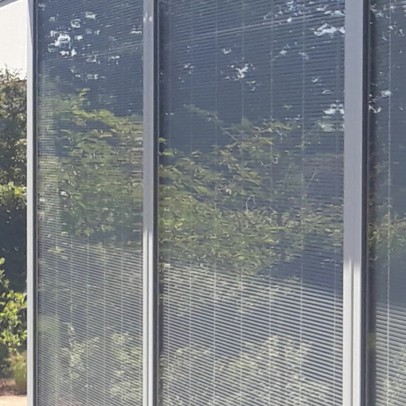 Fensterfront aus zwei Elementen mit Jalousien im Scheibenzwischenraum
