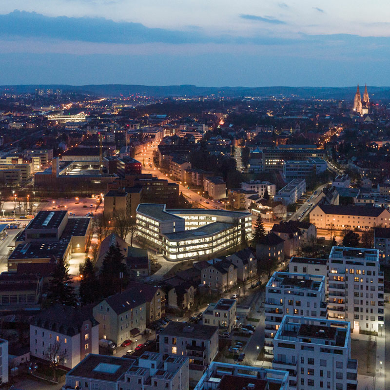 Luftaufnahme des im Ostenviertel Regensburgs gelegenen Neubaus der Unternehmenszentrale Rewag