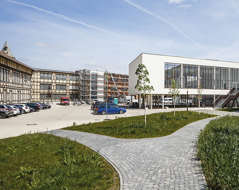 Das neue Mehrzweckgebäude des Nadelwerks Ichtershausen mit digital auf die Glasscheiben gedruckten Nadelmotiven