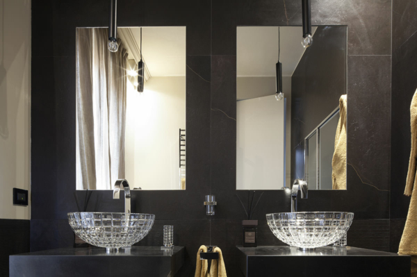 Zwei große Spiegel über gläsernen Waschbecken