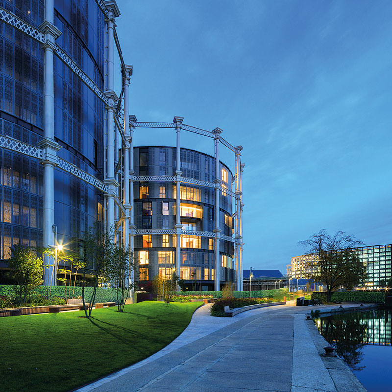 Gasholders London: Nachtansicht der Fassade aus strukturierten vertikalen Paneelen aus Stahl und Glas