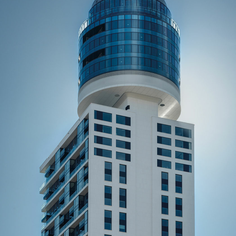 Detail Außenansicht der Fassade vom Henninger Turm: Die Gläser erfüllen hohe Anforderungen an Absturzsicherung, Sonnen-, Wärme- und Schallschutz.