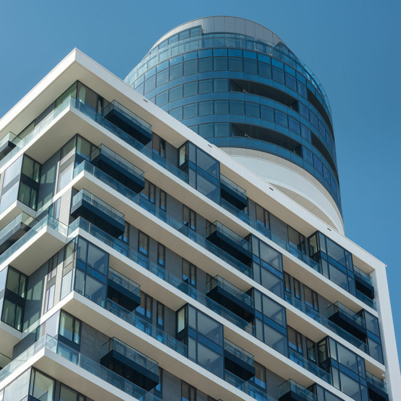 Detail Außenansicht der Fassade vom Henninger Turm: Die Gläser erfüllen hohe Anforderungen an Absturzsicherung, Sonnen-, Wärme- und Schallschutz.