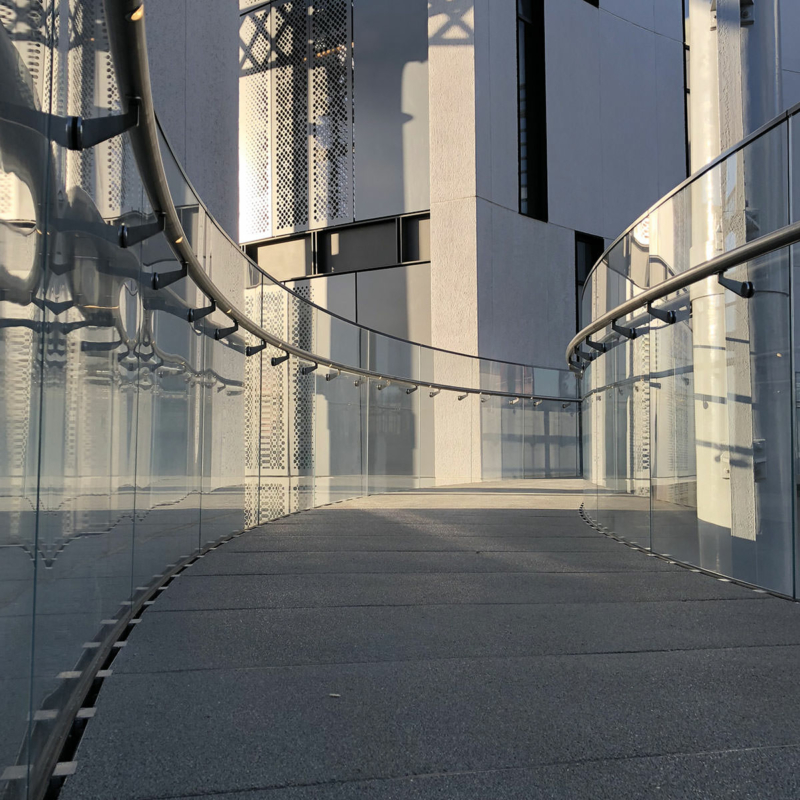 Gasholders London: Die Außenverkleidung jedes Blocks besteht aus strukturierten vertikalen Paneelen aus Stahl und Glas, die wie ein Spitzenvorhang wirken.