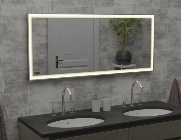 Heizspiegel mit umlaufender LED-Beleuchtung an einer grau marmorierten Fliesenwand über einem Waschtisch mit zwei Becken.