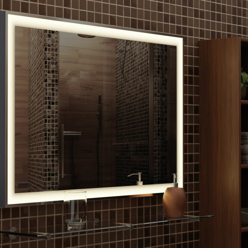 Heizspiegel mit umlaufender LED-Beleuchtung an einer braunen Fliesenwand über einer gläsernen Ablage. Daneben ein schmales Holzregal.