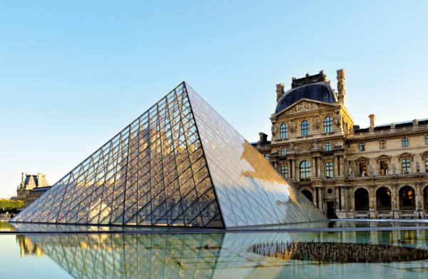 Blick auf die gläserne Eingangs-Pyramide des Louvre-Museums in Paris