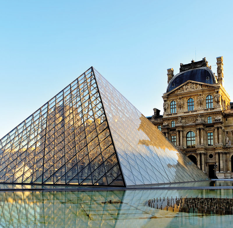 Blick auf die gläserne Eingangs-Pyramide des Louvre-Museums in Paris
