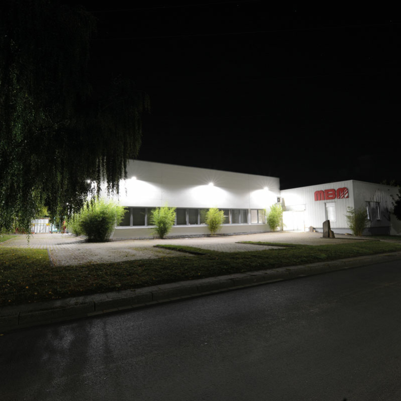 Blick in der Dunkelheit auf den erleuchteten MBM-Firmensitz in Unna
