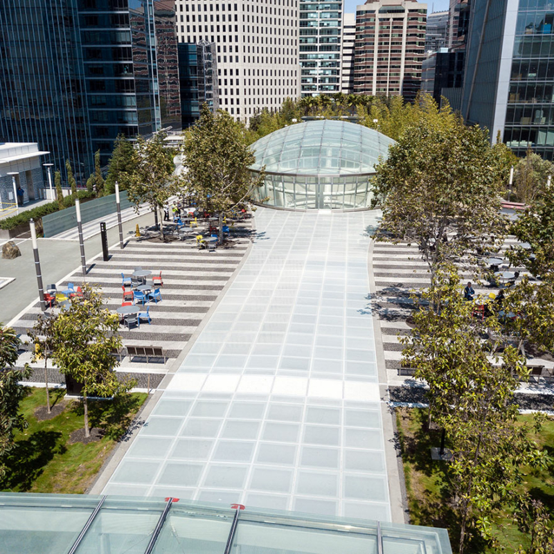 Luftaufnahme eines gläsernen breiten Weges aus matten Glasplatten in San Francisco