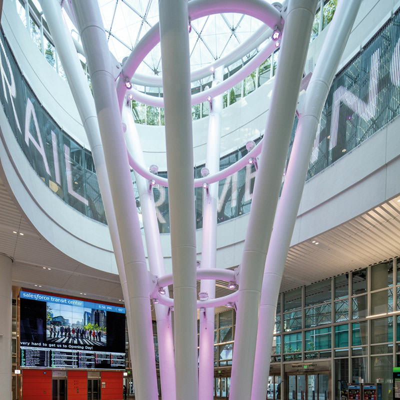 Salesforce Transit Center San Francisco: Das Oberlicht in der Grand Hall dient als natürliche Lichtquelle für alle Ebenen