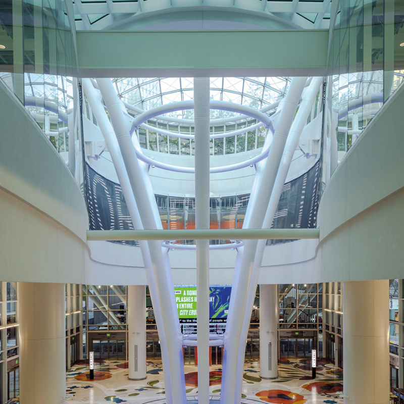 Salesforce Transit Center San Francisco: Das Oberlicht in der Grand Hall dient als natürliche Lichtquelle für alle Ebenen