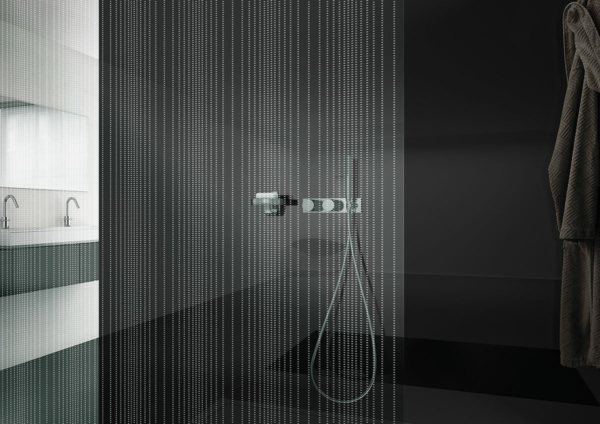 Duschenabtrennung aus Glas mit einem unregelmäßigen Muster gepunkteter Linien